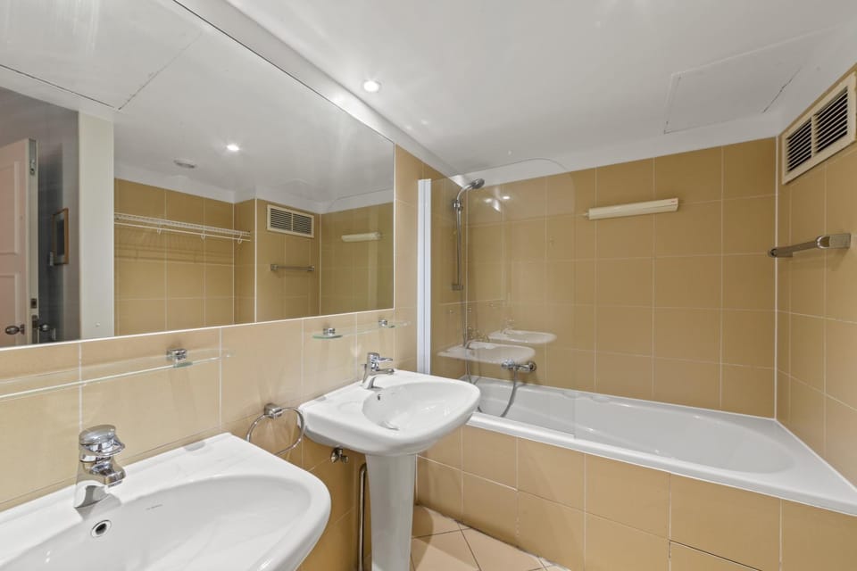 Shower, Toilet, Bathroom, Bath, towels
