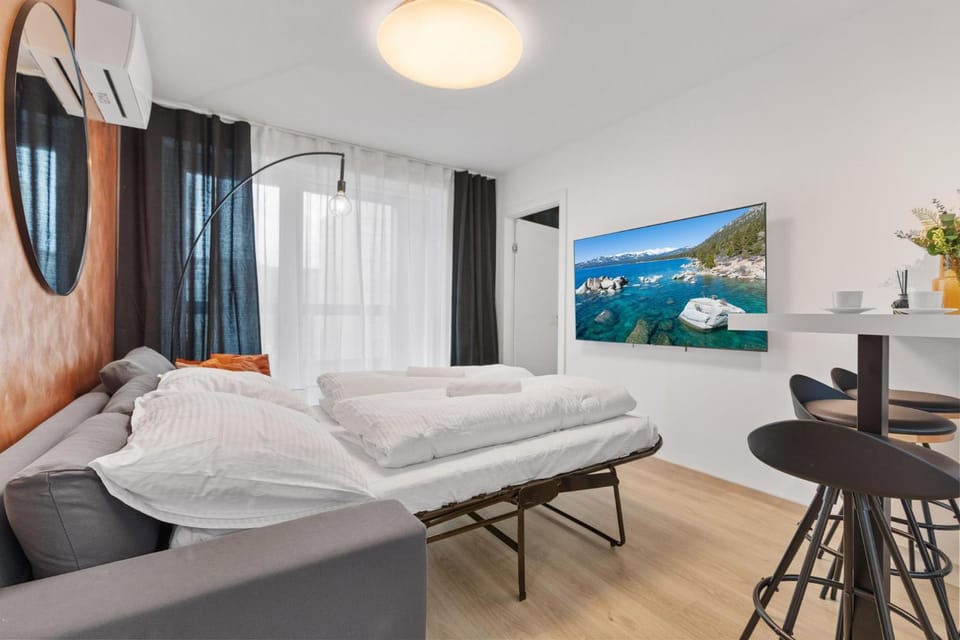 Bed, TV and multimedia, Living room, Photo of the whole room, Seating area