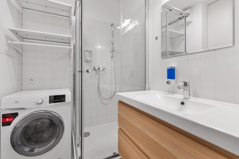 Shower, Bathroom, towels, washing machine