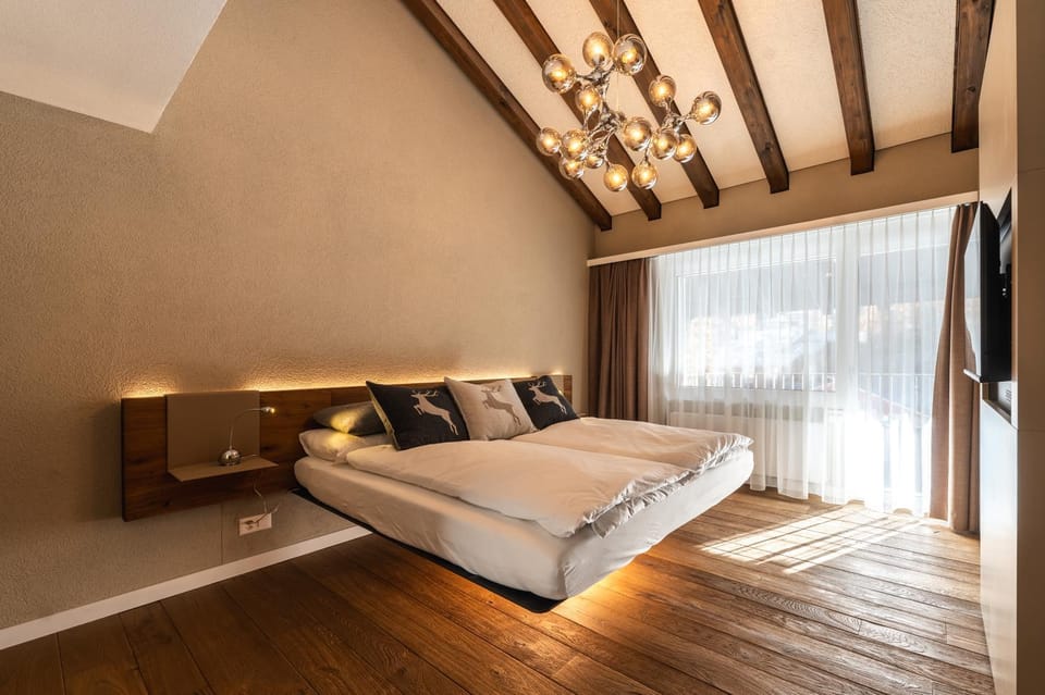 Bed, TV and multimedia, Bedroom