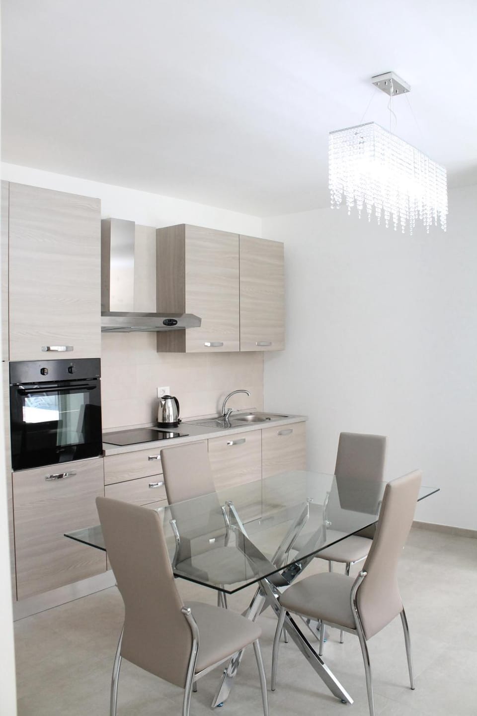 Coffee/tea facilities, Kitchen or kitchenette, Living room, Dining area