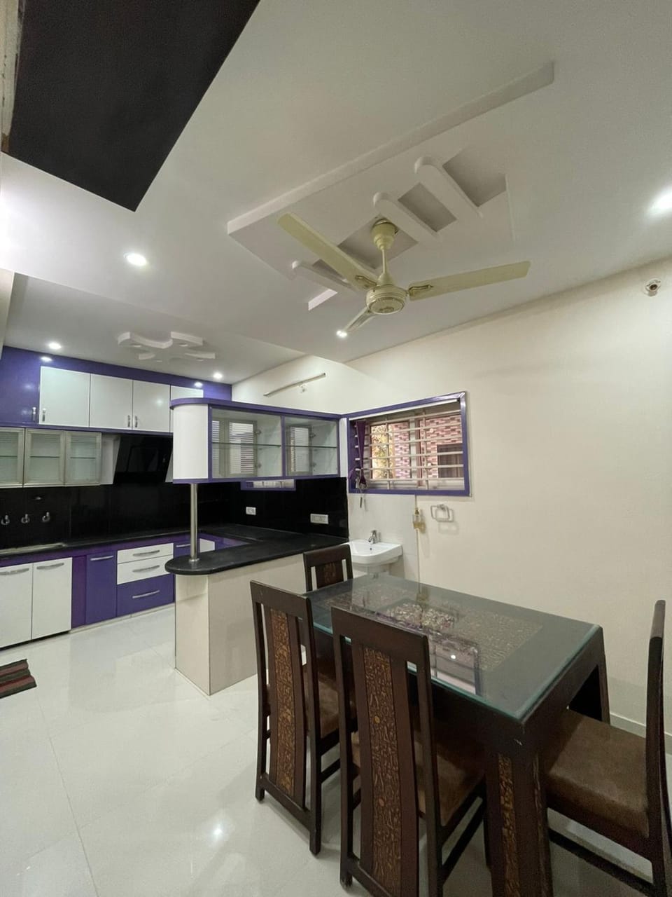 Kitchen or kitchenette, Dining area, stove