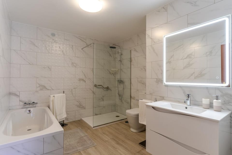Shower, Toilet, Bathroom, Bath, towels