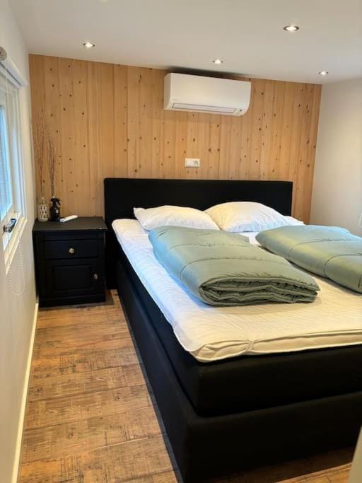 Bed, Bedroom, air conditioner