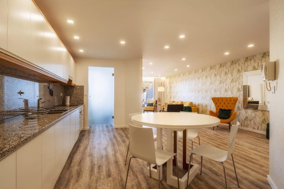 Kitchen or kitchenette, Dining area