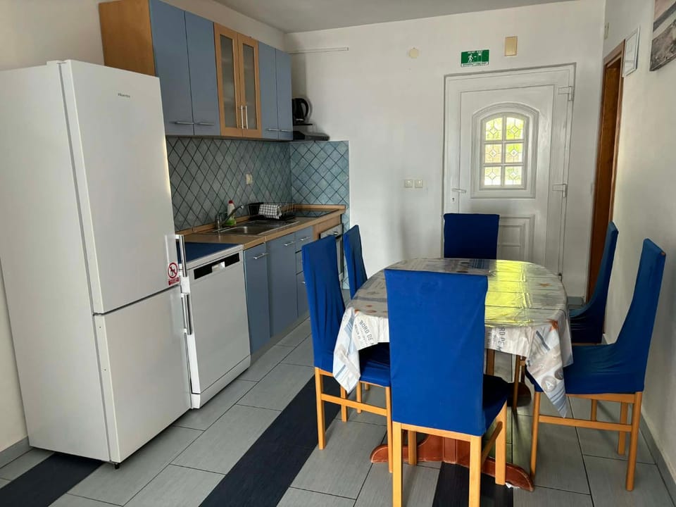 Coffee/tea facilities, Kitchen or kitchenette, Seating area