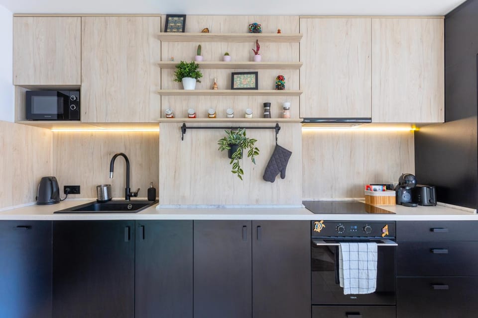 Coffee/tea facilities, Kitchen or kitchenette, stove, toaster