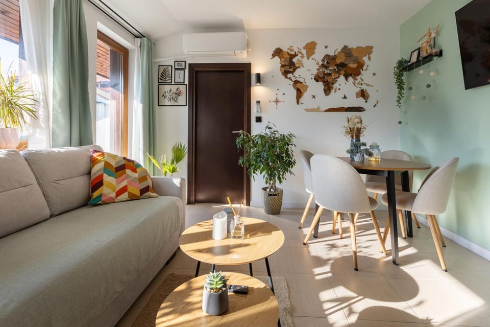 TV and multimedia, Living room, Seating area, Dining area