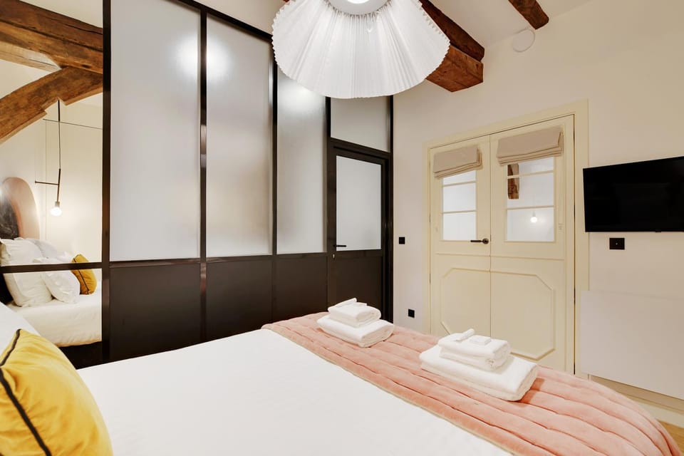 Bed, TV and multimedia, Photo of the whole room, Bedroom, towels, wardrobe