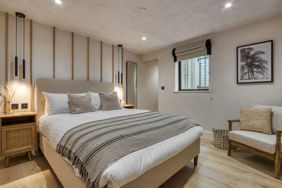 Nearby landmark, Restaurant/places to eat, Bed, Neighbourhood, Natural landscape, Activities, Summer, Children play ground, Fishing, Golfcourse, Horse-riding, Minigolf, Nightclub / DJ, Snorkeling, Photo of the whole room, Beach, Tennis court, Windsurfing, Canoeing, Hiking, Cycling, Diving, Bedroom, Sea view, Area and facilities, Swimming pool, Seasons, Sunrise, Family, ATM, hair dresser