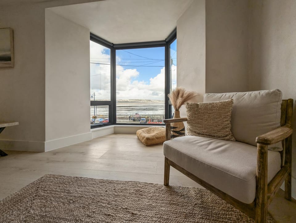 Nearby landmark, Restaurant/places to eat, Spring, Day, Night, Neighbourhood, Natural landscape, Winter, Summer, Children play ground, Fishing, Golfcourse, Horse-riding, Minigolf, Nightclub / DJ, Snorkeling, Living room, Other, Seating area, Beach, Tennis court, Windsurfing, Canoeing, Hiking, Cycling, Diving, Autumn, Sea view, Sea view, Area and facilities, Swimming pool, Sports, Entertainment, Seasons, Location, Sunrise, Family, ATM, hair dresser, heating, heating