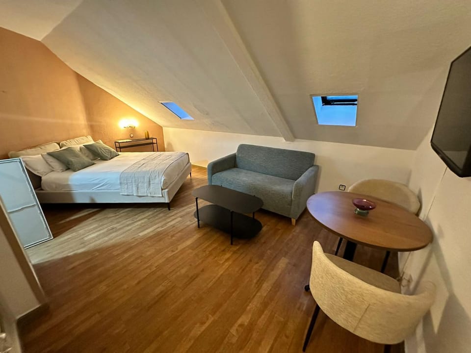 Bed, TV and multimedia, Photo of the whole room, Seating area