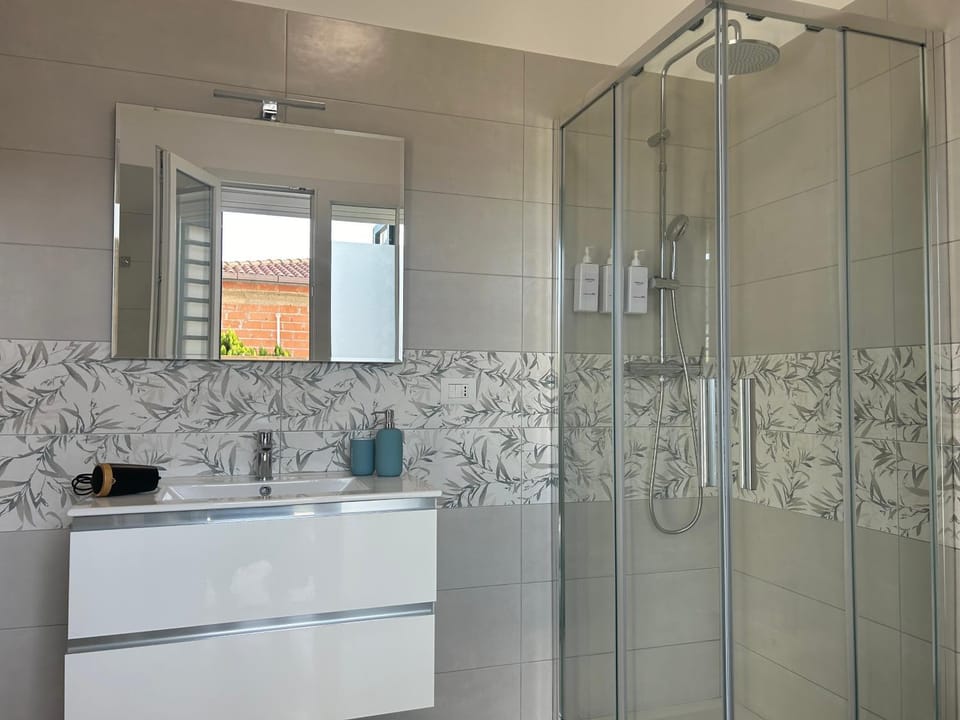 Shower, Bathroom, hair dryier