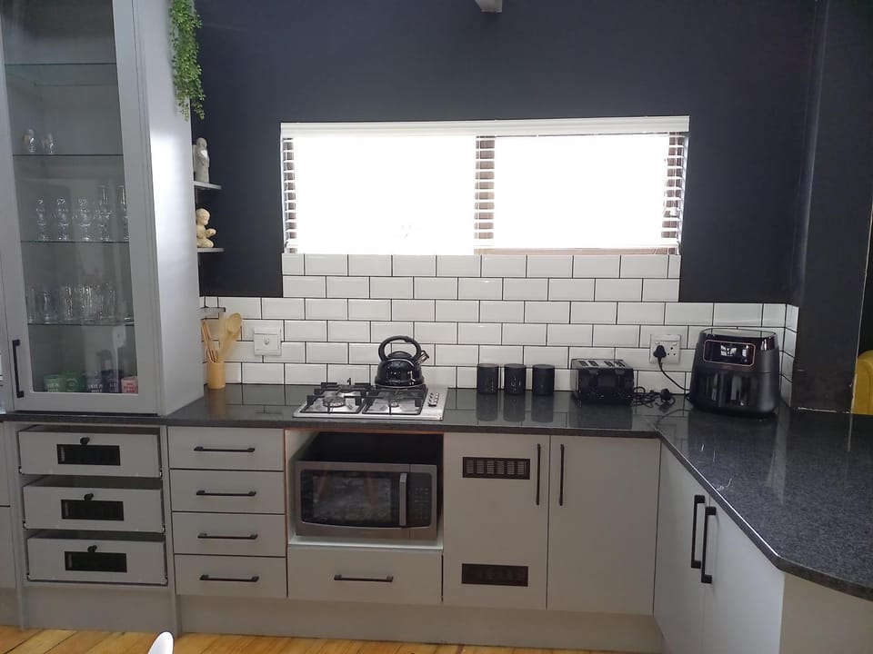 Coffee/tea facilities, Kitchen or kitchenette, stove, toaster