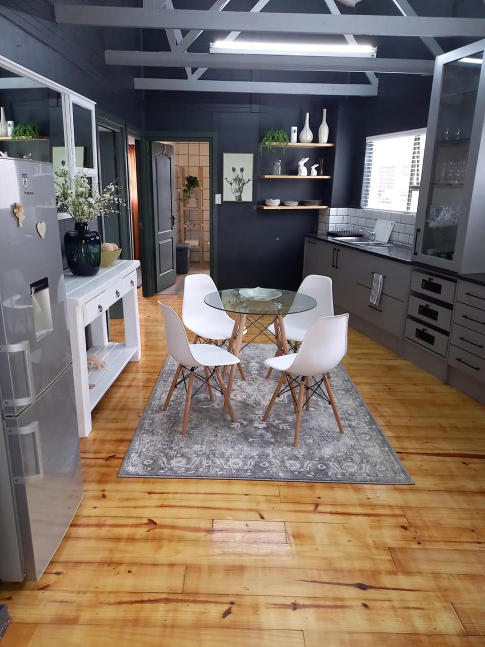 Kitchen or kitchenette, Dining area, stove