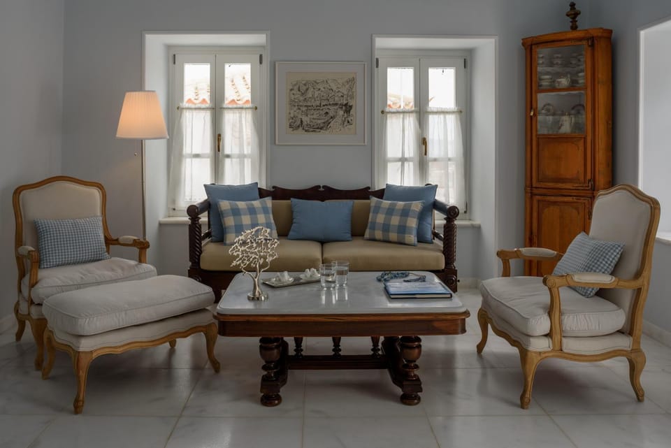 Living room, Seating area