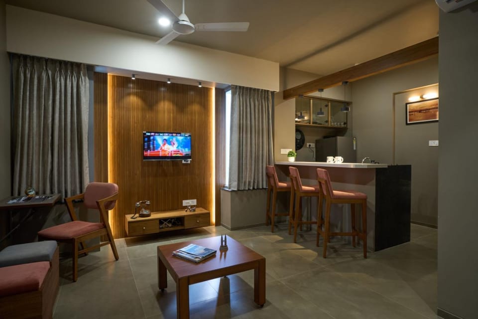 Communal lounge/ TV room, TV and multimedia, Kitchen or kitchenette, Living room, Seating area, Dining area, Evening entertainment