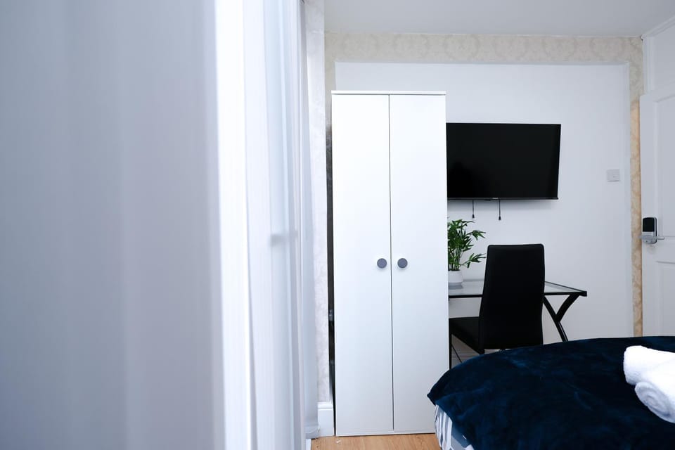 Bed, TV and multimedia, Evening entertainment, Bedroom