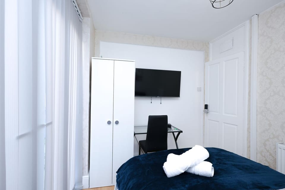 Bed, TV and multimedia, Photo of the whole room, Bedroom, towels, wardrobe