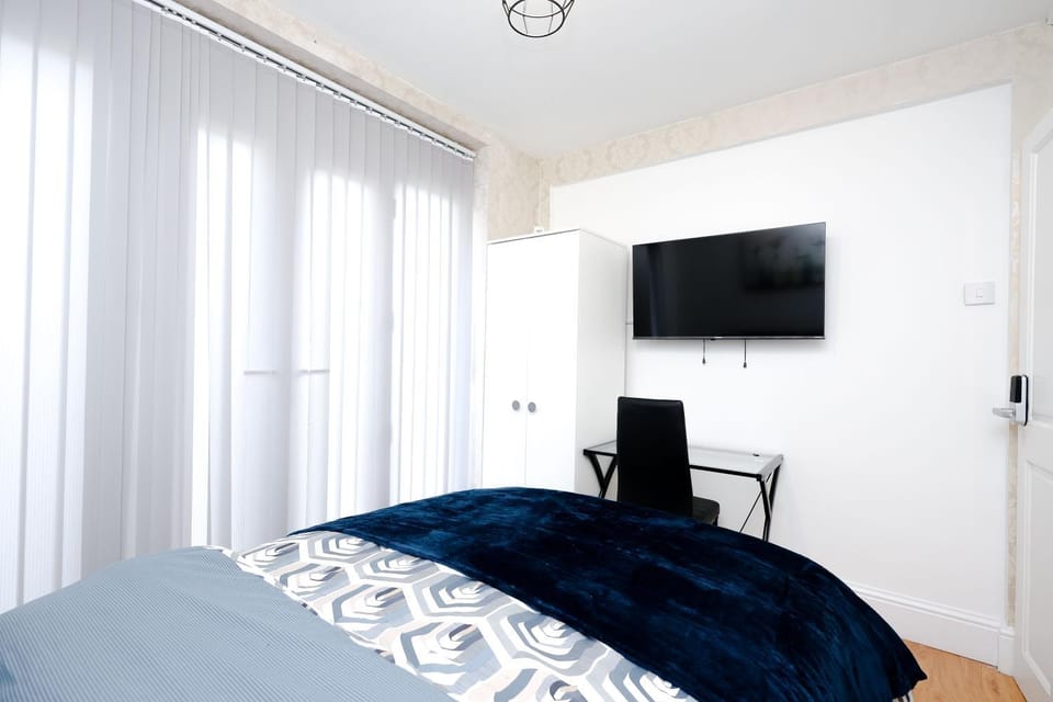 Bed, TV and multimedia, View (from property/room), Photo of the whole room, Bedroom