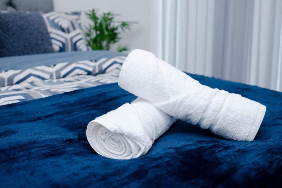Bed, Bedroom, towels