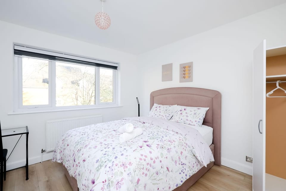 Bed, Photo of the whole room, Bedroom, wardrobe