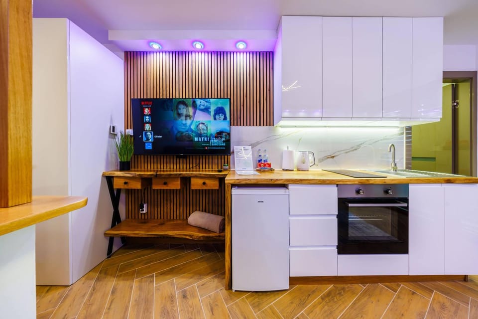 TV and multimedia, Kitchen or kitchenette, microwave, oven, stove