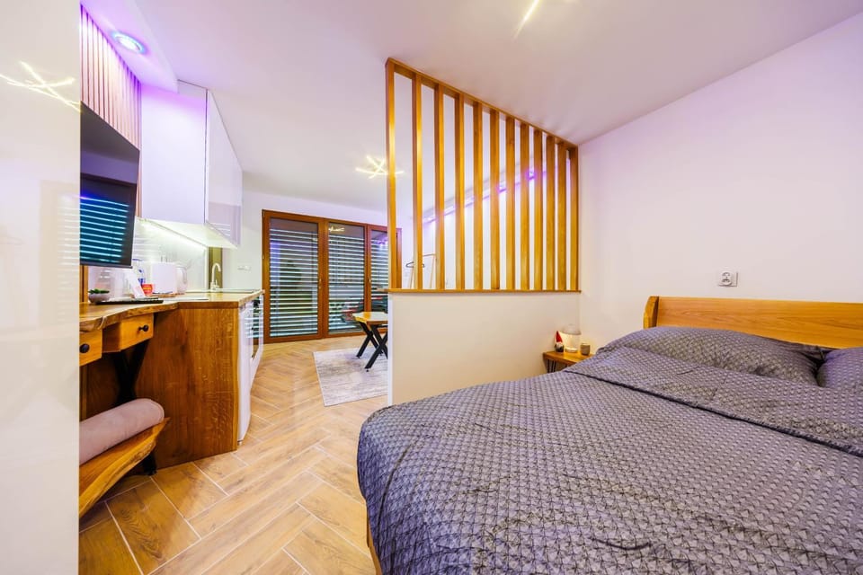 Bed, TV and multimedia, Bedroom