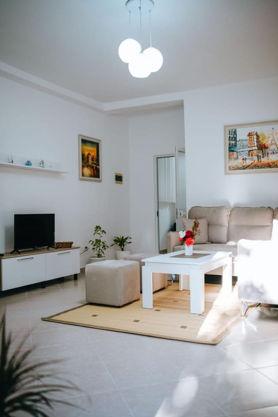 TV and multimedia, Living room, Seating area, Evening entertainment
