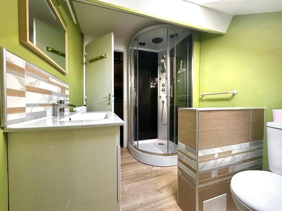 Shower, Toilet