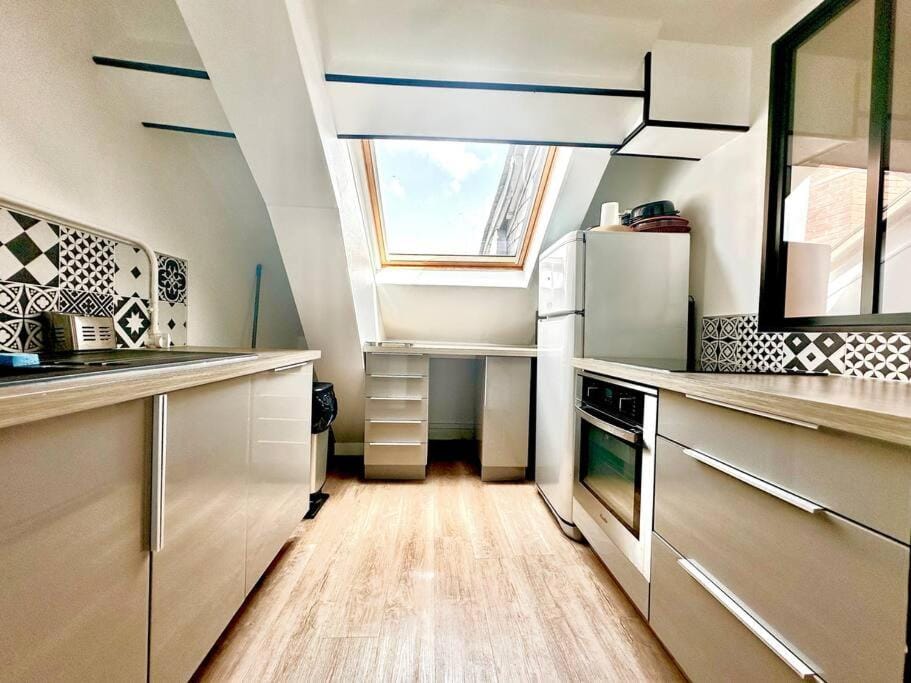 Kitchen or kitchenette, oven, stove
