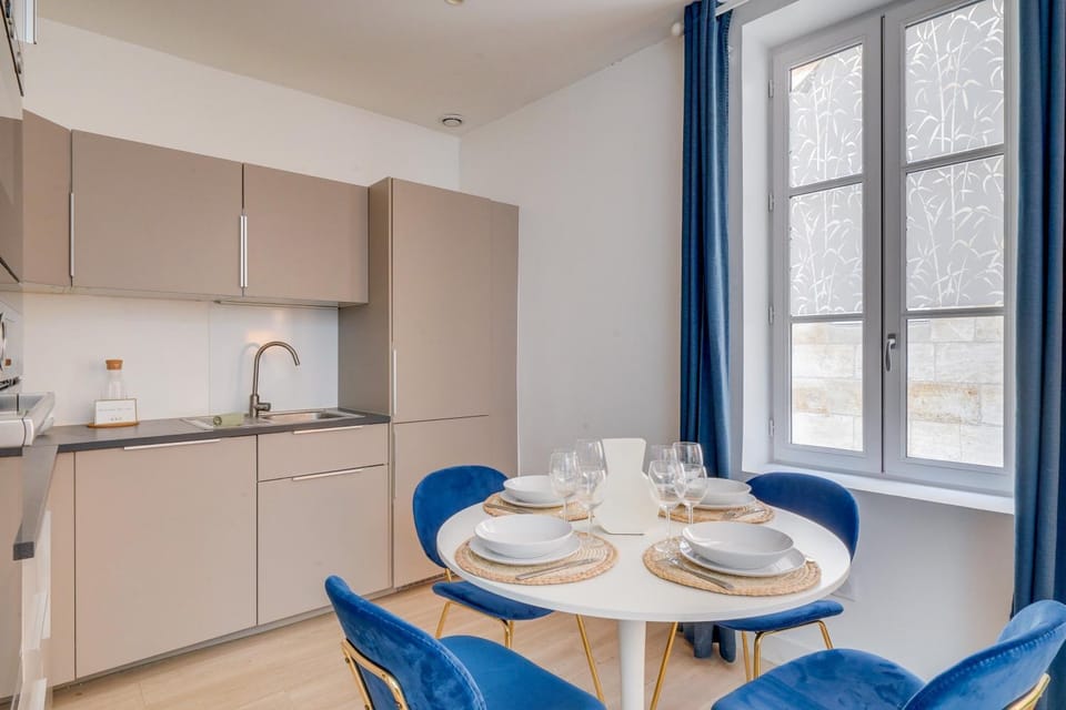 Kitchen or kitchenette, Dining area