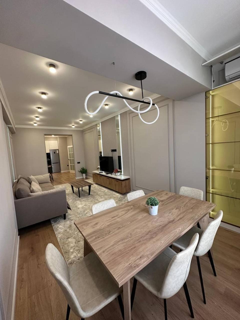 TV and multimedia, Living room, Seating area, Dining area