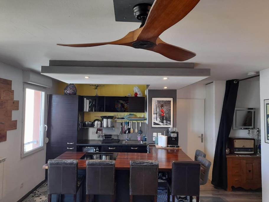 Coffee/tea facilities, Kitchen or kitchenette, Dining area, stove