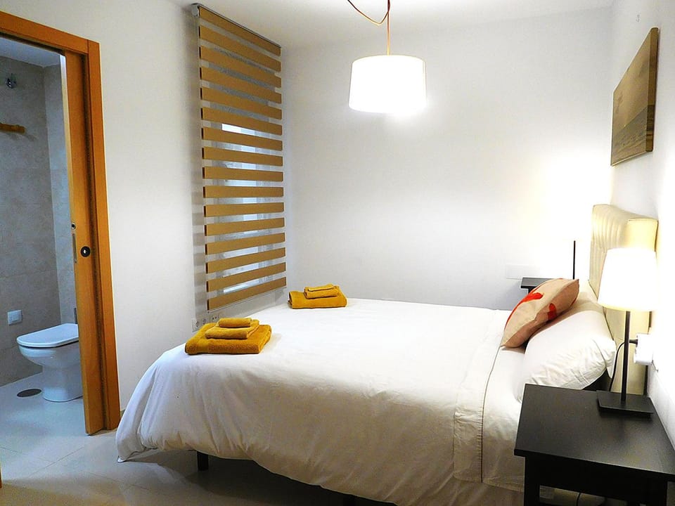 Bed, Bathroom, Photo of the whole room, Bedroom, towels