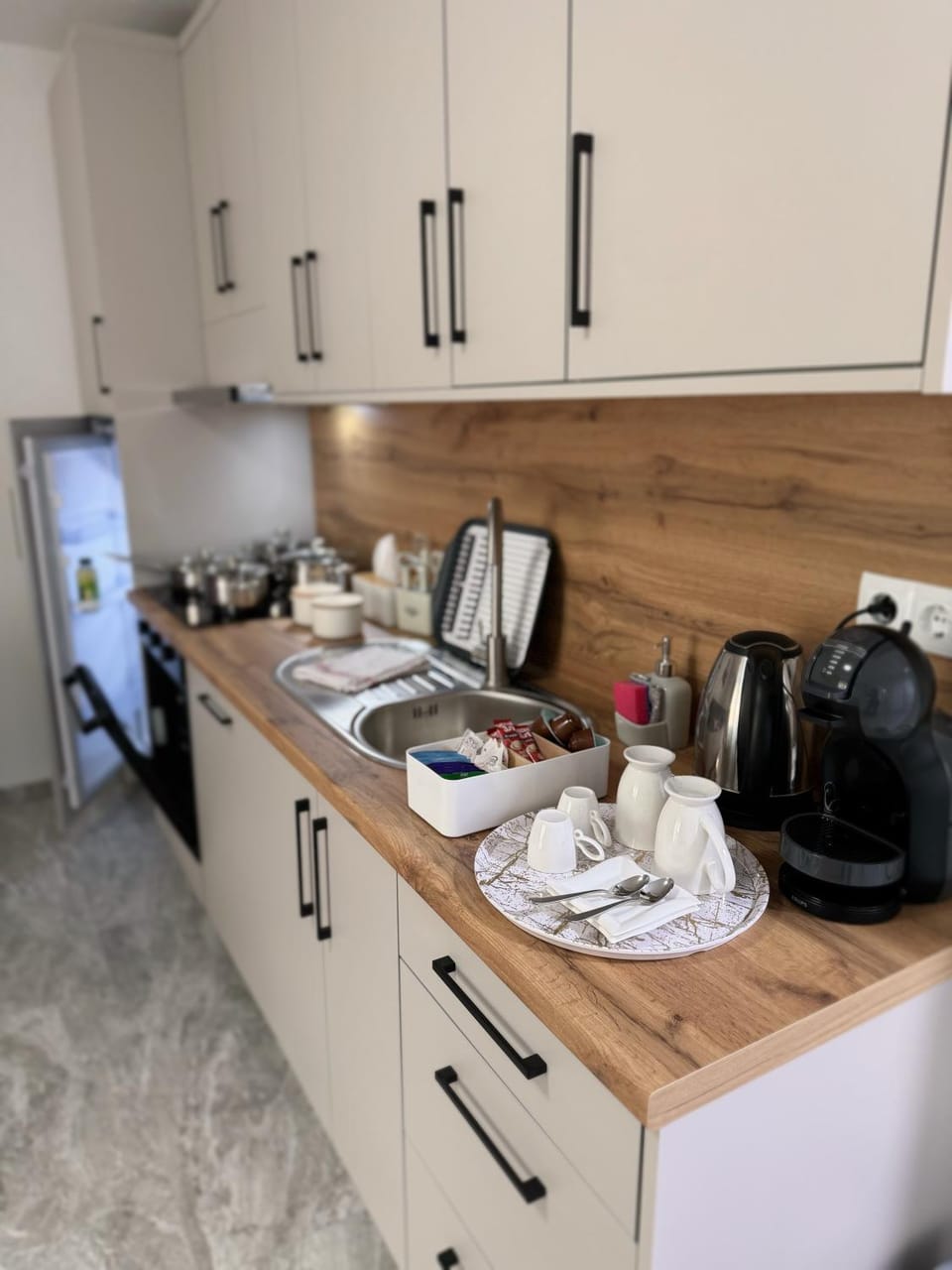 Kitchen or kitchenette, Food and drinks, minibar