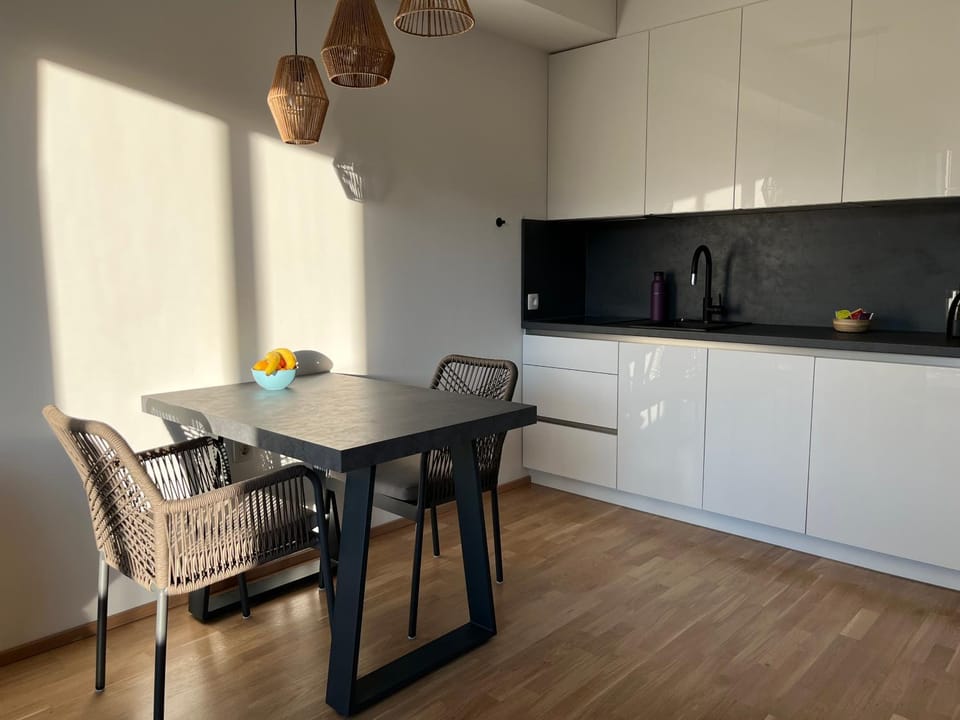 Kitchen or kitchenette, Dining area