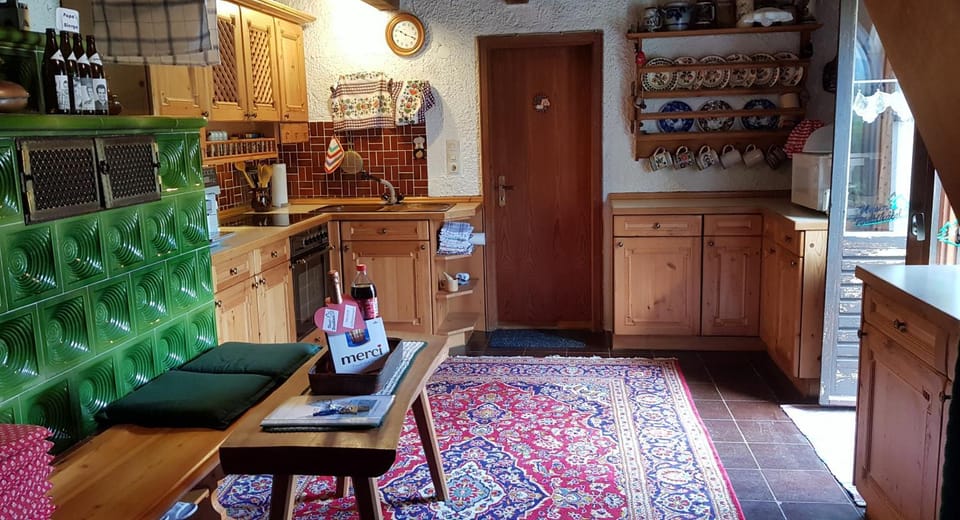 Coffee/tea facilities, Kitchen or kitchenette, Seating area, fireplace, microwave, oven, stove, toaster