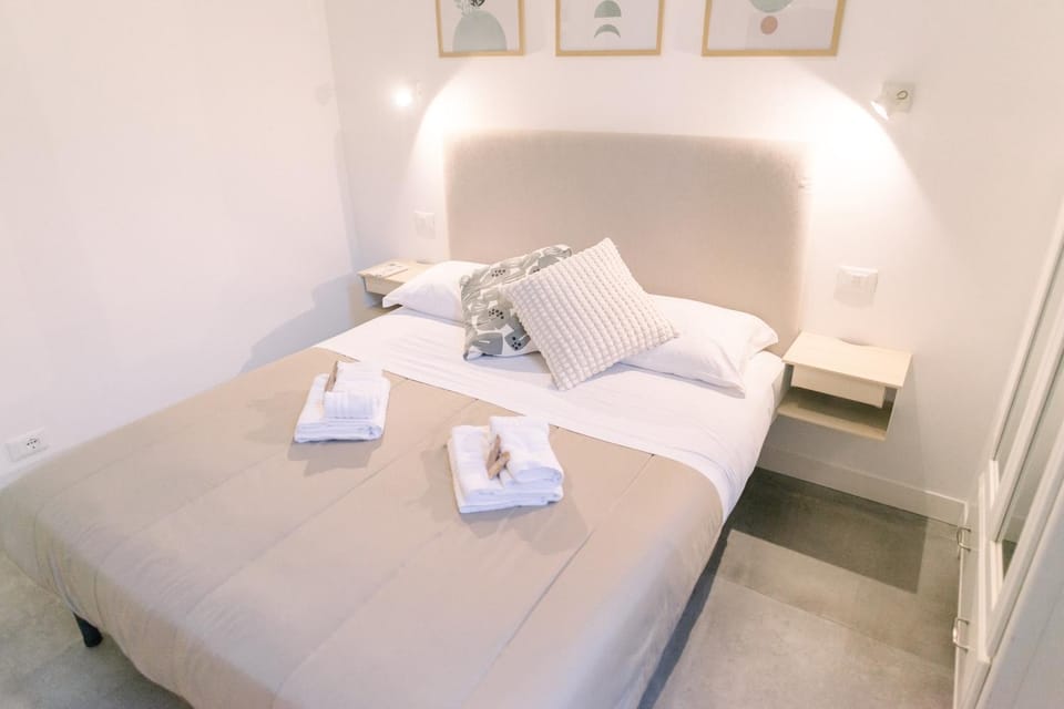 Bed, TV and multimedia, Bedroom, heating, towels, wardrobe, air conditioner