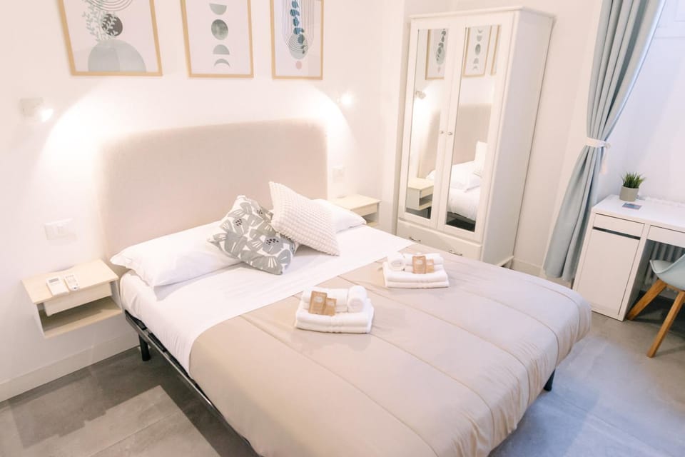 TV and multimedia, Seating area, Bedroom, towels, wardrobe, air conditioner