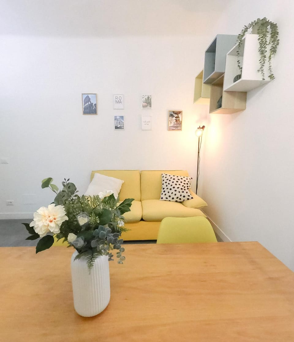 Bed, Living room, Decorative detail, Seating area