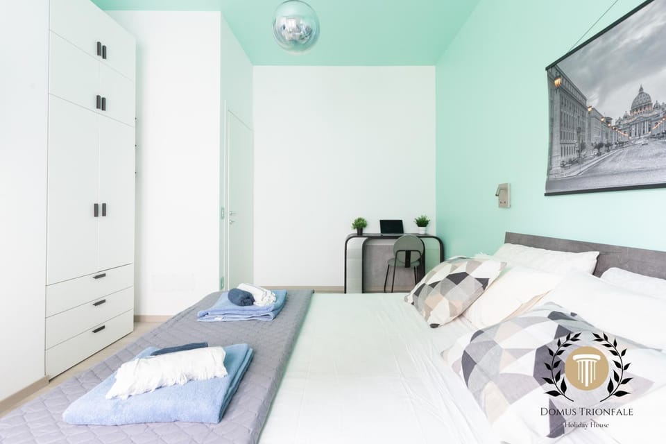 Bed, TV and multimedia, Photo of the whole room, Bedroom, towels, wardrobe