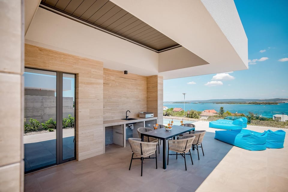 Property building, BBQ facilities, Balcony/Terrace, Swimming pool