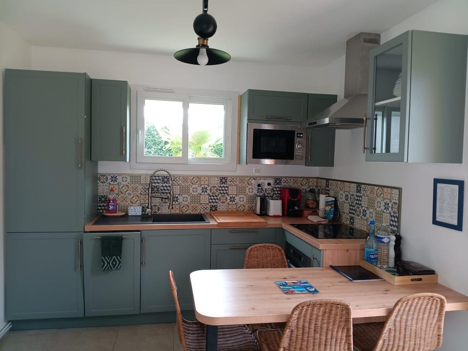 Property building, Kitchen or kitchenette, Living room