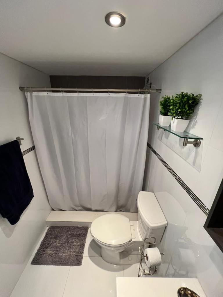 Castle 732 Ocean View with pool, tennis, beach access, FREE parking House in Miami Beach