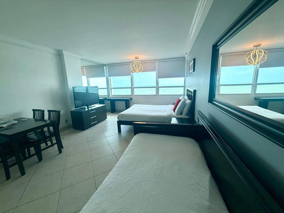 Castle 732 Ocean View with pool, tennis, beach access, FREE parking House in Miami Beach