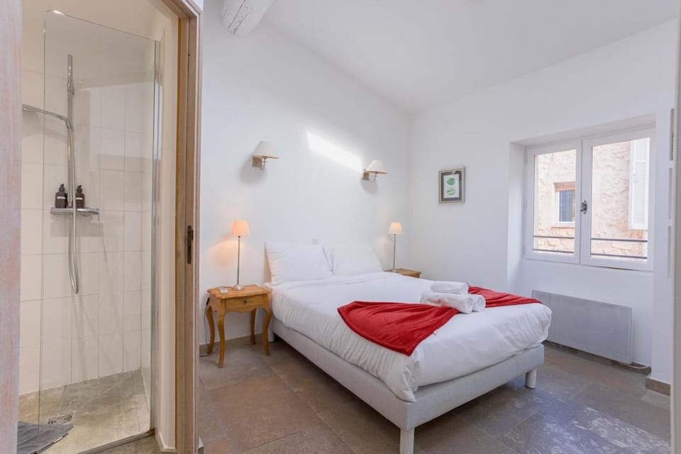 Maison Julia- Triplex avec rooftop terrasse vue sur mer et cathédrale, 10 mins à pieds du palais et plages Apartment in Cannes