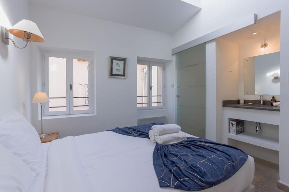 Maison Julia- Triplex avec rooftop terrasse vue sur mer et cathédrale, 10 mins à pieds du palais et plages Apartment in Cannes