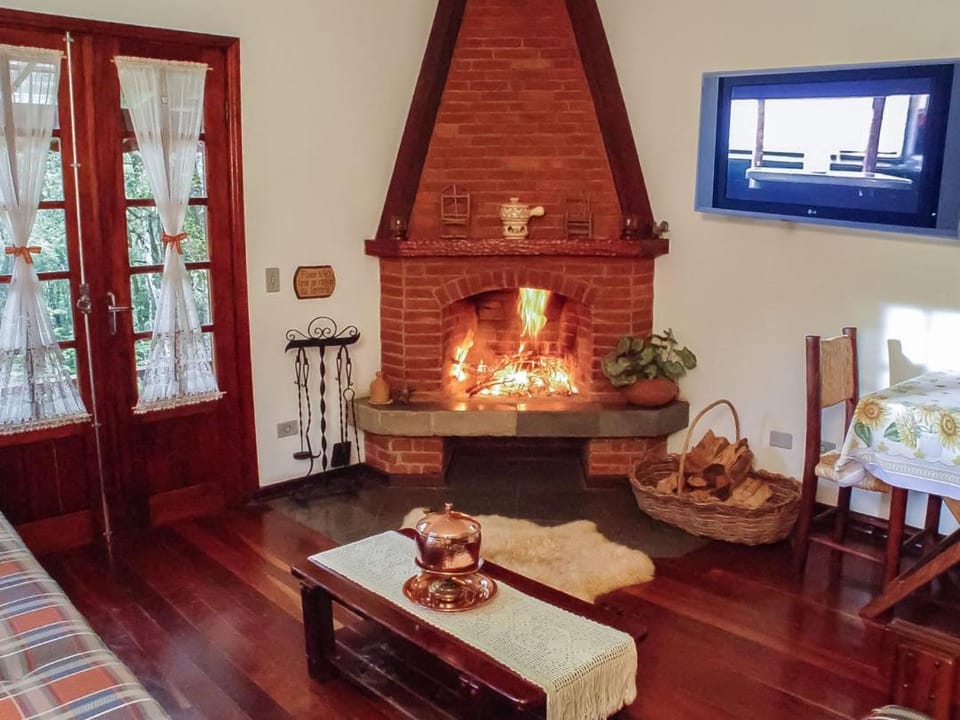 TV and multimedia, Living room, Seating area, fireplace