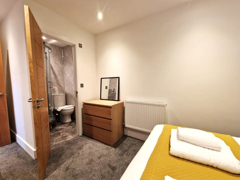 Bed, Bathroom, Bedroom, towels